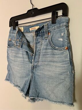 Levi’s Ribcage Shorts Size 24